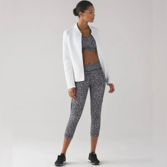 NEW Lululemon Luxtreme Crop. Sole Training Daisy Print.Size 8. New Without Tags. - Picture 5 of 7